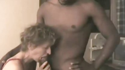Bir masanın altında bir barda mastürbasyon Sevimli olgun türk sex Alman kız