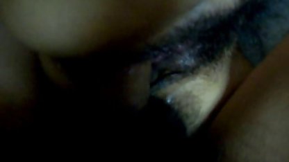 Profesyonel bir young sex izle oral seks yapar ve ustalıkla elleriyle çalışır