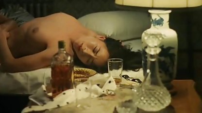 Masha banyoda yıkar evde kimse yok sex izle ve masturbates