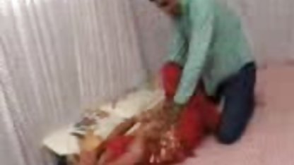 Bir tarafa yerleşmiş ve vibratör açık seks videoları kıçını almaya başladı