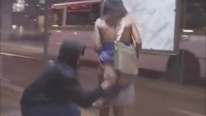 Güzel bir amatör seks izle gülümseme ile sevimli kız