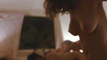 Bir çin seks filmi tıraş bıçağıyla kesilmiş yarığın tıraş köpüğü ile yayılması