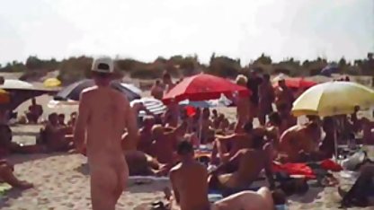 Çocuklar banyodaseks uyuyan bir öğrenci için dalga geçiyor