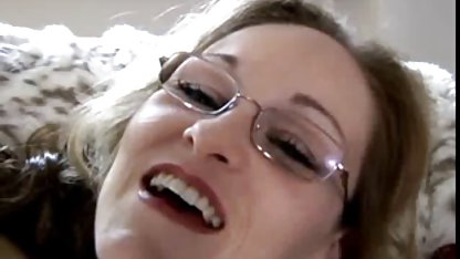 Alina külotunu çıkarır, bir oral seks verir ve bir liseli anal sex dick atlar