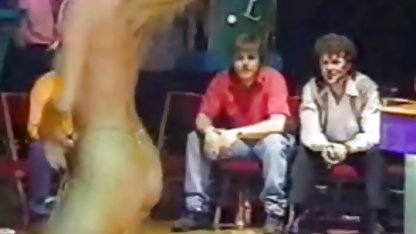 Bir yerde bir sürtük aldı, ona getirdi ve kamerada becerdin yeşilçam seks filmi izle