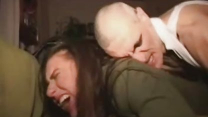 Bir kulübede müzik, içki ve dizginsiz ateşli sex videoları gençlik cinsiyeti
