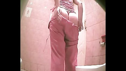 Kocamın penisine kıyafetlerimin içinde tırmandım ve üzerinde sürünmeye başladım. sex pono izle