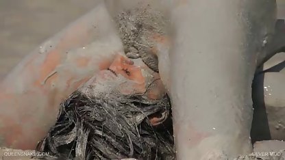 Lanet olası kız sexporna sadece ağzında ve şapkasında değil, aynı zamanda gelişmemiş pislikte de