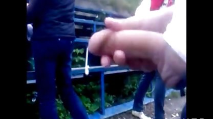 Babası kızına çizgi film seks bağlıydı ve hevesle serin bacaklarına bakmaya başladı