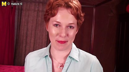 Pazarlamacı tezgahın arkasındaki yükleyiciyi emer am yalatma izle