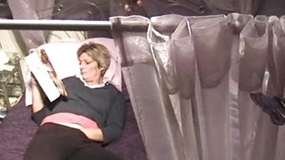 Sıska sarışın Sammie por o izle Daniels bacaklarını kaldırdı