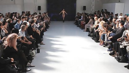 Dasha duşta onu pürüzsüz küçük şapka en iyi seks videoları okşadı