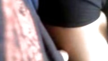 Etkili yalama porn ve yaygın olarak bacakları yayar, kendisi ile oynar