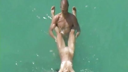 Eski bir galoş çekiç genç bir küçük memeli sex adam