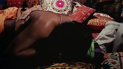 Kız gülümseyerek sekreter sex izle bacaklarını yükseltir